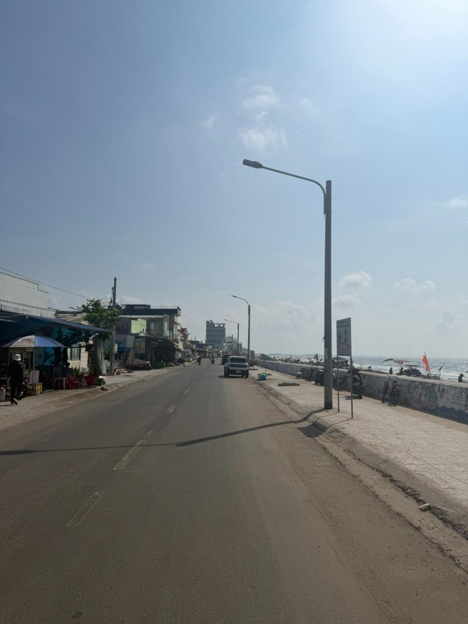 Bán nhà cấp 4 bờ kè Trần Hưng Đạo, mặt tiền biển, 59 m², view trực diện biển.