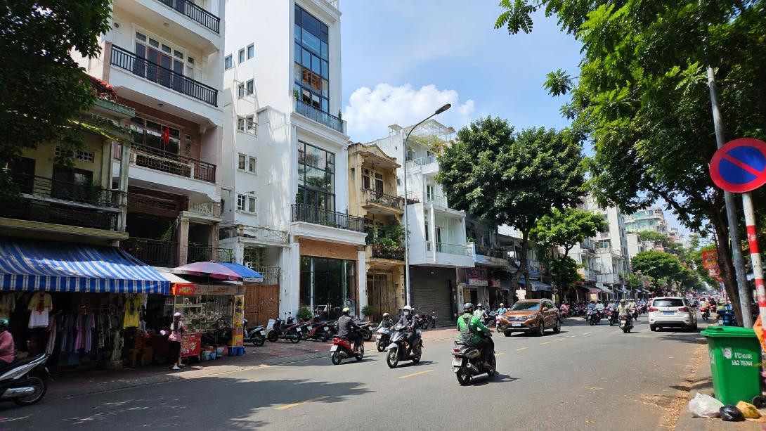 Bán Nhà Mặt Tiền Gần Chợ Bà Chiểu, Khu Vực Buôn Bán Sầm Uất